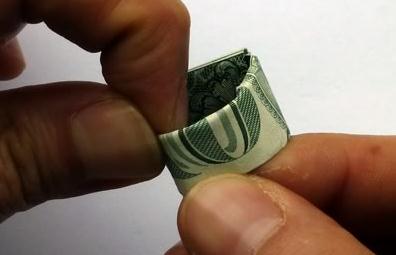 学习美元折纸戒指的折叠可以让你轻松的折叠出构型精美的折纸戒指