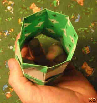 八边形折纸盒子教程着重制作和刻画的立体构型特点上面的展现