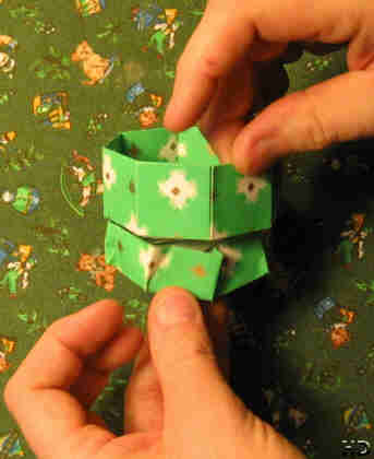 折纸八边形盒子的构型就是完全是一个八边形的桶装结构