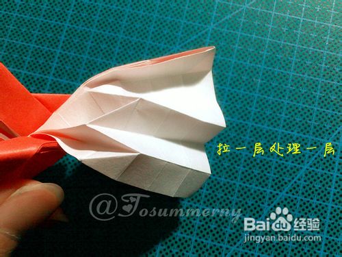 使用方形的纸张就可以完成这个七夕情人节带翅膀的折纸心的制作教程
