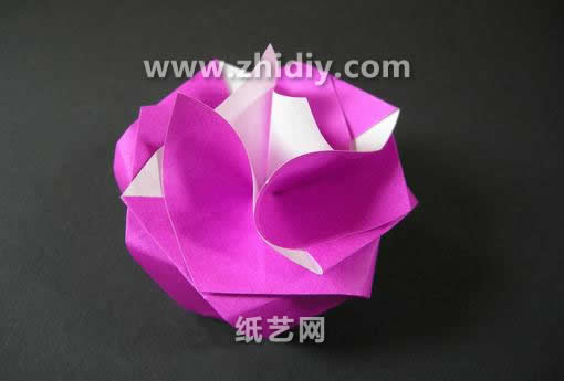 手工折纸盒子的基本折法展现出手工折纸的独特效果和乐趣