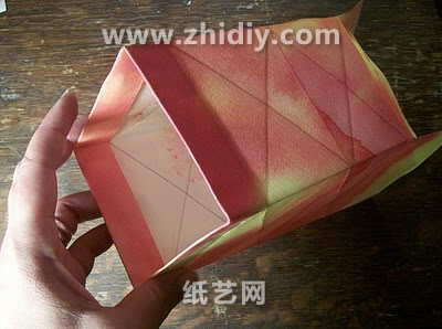 折纸灯笼实际上就是利用纸张折叠形成的痕迹来表现出光影的色彩