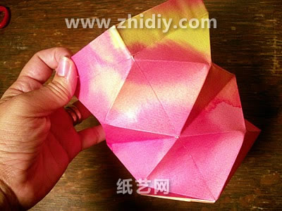 最终完成制作的中秋节折纸灯笼整体的效果还是相当的好和具有折叠展现力的