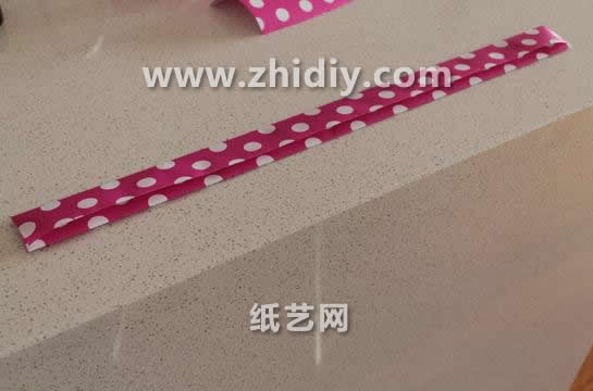 用简单的折纸效果来体现出漂亮的折纸丝带的制作方法