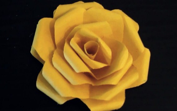 独特的叠纸玫瑰花视频教程教你用叠纸来制作纸玫瑰花