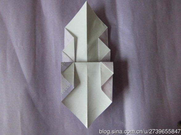折纸小篮子的图解教程展现出来的是手工折纸的基础制作方法