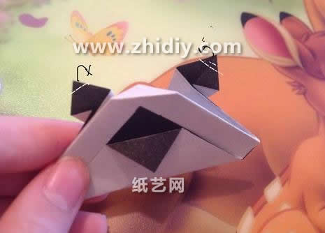 折纸大熊猫的基本折法图解教程展现出来的是基本的折纸是如何完成的