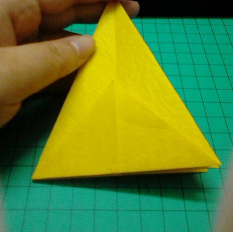 良好的折叠是保证折纸八瓣花最终效果的一个关键所在