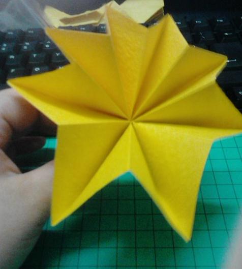 有效的折叠是让折纸八瓣花立体构型变得更加漂亮的一个关键