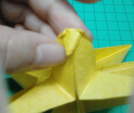 最终完成折叠之后的折纸八瓣花的立体效果样式如图所示