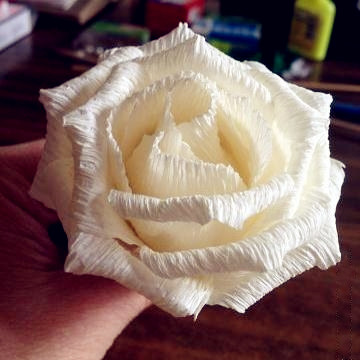 简单的皱纹纸玫瑰花的基本折法教程帮助你制作出漂亮的皱纹纸玫瑰花