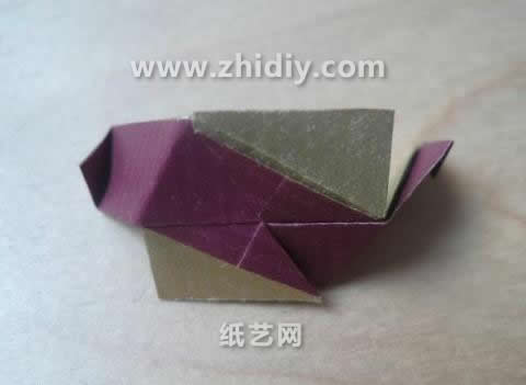 通过组合折纸的方式来展现出构型上的精美是纸艺花球制作的一个精髓