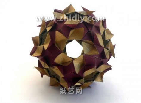 最终完成了制作之后的折纸花花球的样式如图所示