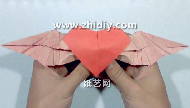 折纸大全视频教程手把手教你制作情人节折纸翅膀心的折法教程