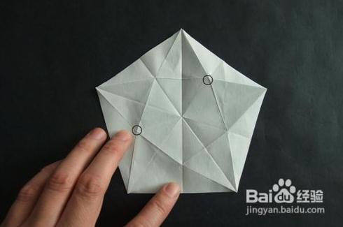 有效的折叠是保证折纸杨桃花最终折叠效果的一个关键