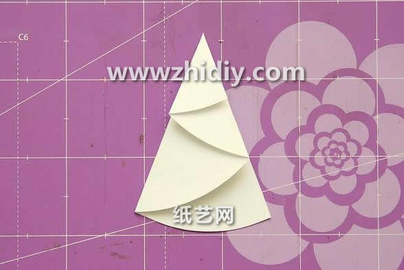 独特的简单折纸圣诞树能够将纸艺贺卡装饰的更加的漂亮一些