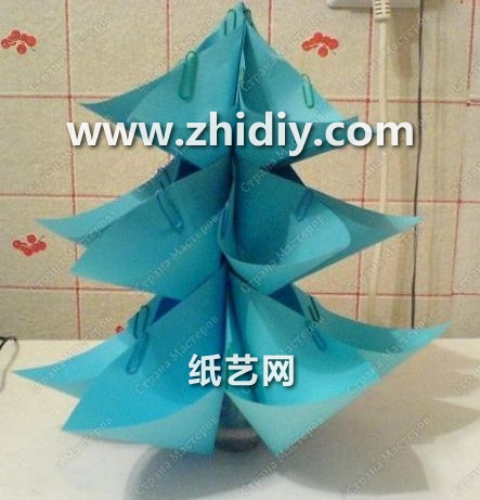 完成制作之后的折纸圣诞树整体的结构样式还是相当漂亮哒