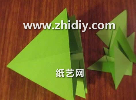 有趣的折叠制作成为手工折纸圣诞树基本折法的一个表现方式