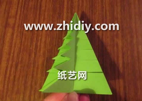 学习折纸圣诞树的基本折法帮助喜欢手工制作大全的同学掌握漂亮的圣诞树