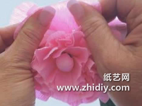 利用皱纹纸制作出来的玫瑰花因为构型上的足够精美而变得动人而漂亮