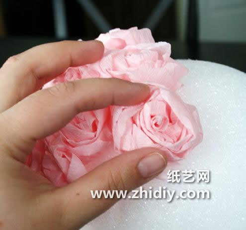 婚庆玫瑰花在大家学习制作的过程中更好的提展现出婚礼上玫瑰花制作的一些特点