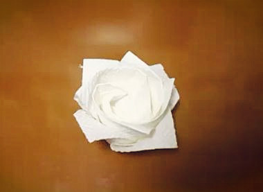 折纸玫瑰花的折法视频教程之快速用卫生纸制作