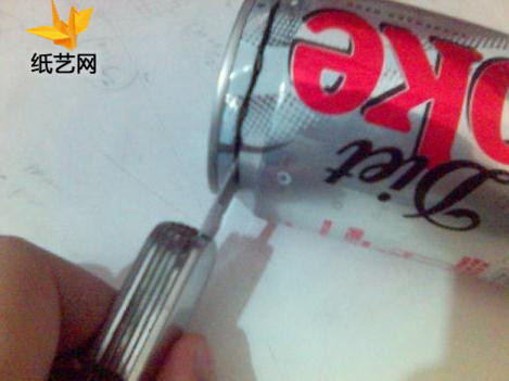 手工易拉罐的笔筒制作教程教你如何制作出漂亮的易拉罐笔筒