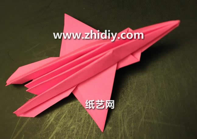外型上类似于常见折纸飞机的超酷折纸外星飞船的手工折纸视频教程