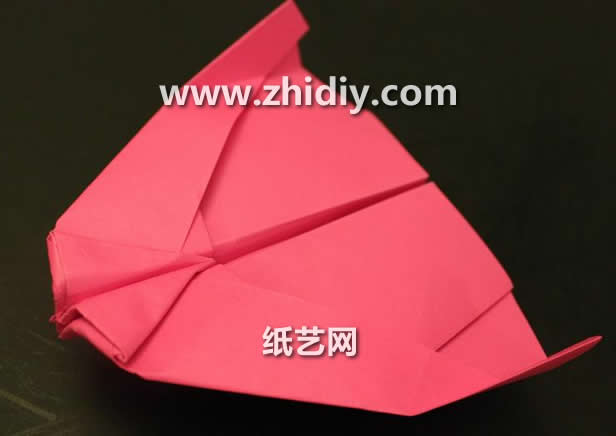 折纸滑翔机手工折纸教程展示出折纸滑翔机是如何进行折叠制作的
