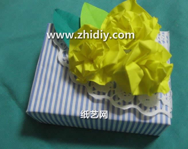 纸玫瑰花和折纸礼盒的融合让这个父亲节纸玫瑰花礼盒的制作变得更加的漂亮