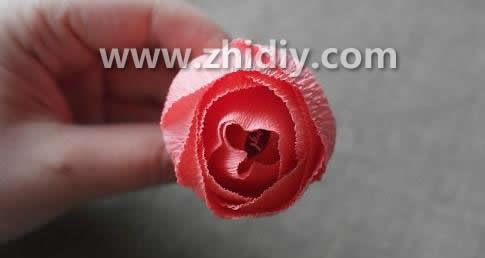 学习皱纹纸玫瑰花的折法帮助你快速的完成纸玫瑰花的折叠和塑形