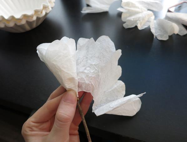 纸花制作图解教程展示出咖啡滤纸玫瑰花的美感