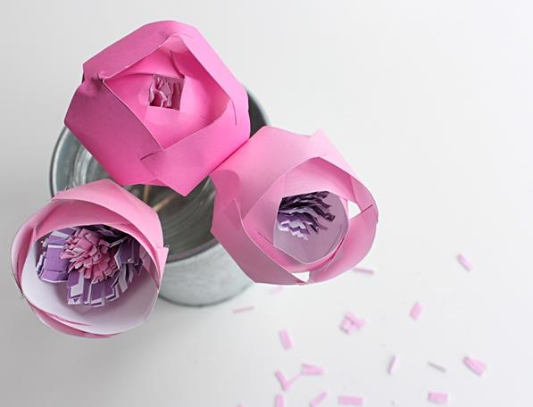 手工纸玫瑰花制作方法教程展现出玫瑰花制作的细节