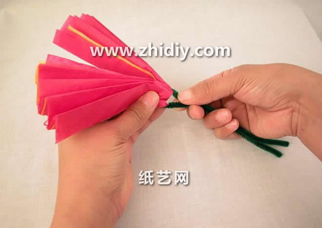 康乃馨纸艺花的手工制作教程展示出手工制作的细节