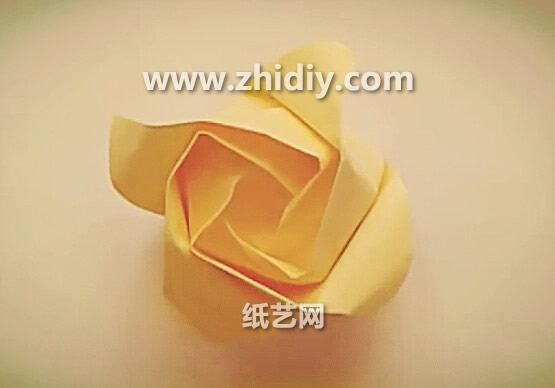 手工折纸玫瑰花的折纸视频教程教你制作出漂亮的折纸玫瑰花