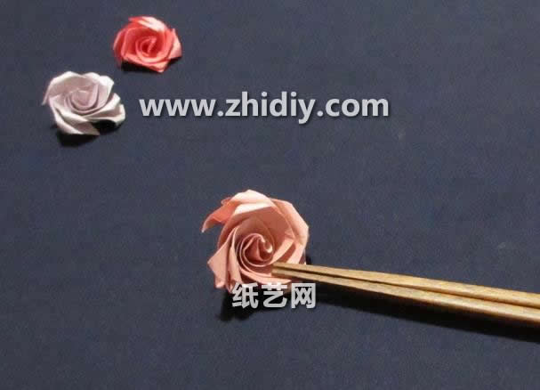 折纸玫瑰花的折法教程手把手教你制作出漂亮的折纸玫瑰花