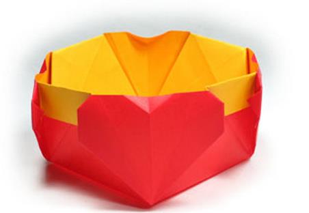 折纸心盒子是非常好的情人节手工制作礼物
