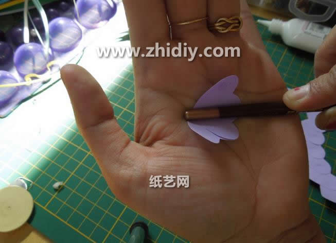 手工纸玫瑰花的做法制作教程展示出手工纸玫瑰花的基本做法