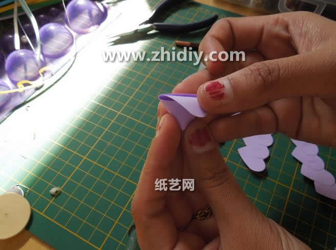 学习漂亮的手工折纸花制作能够帮助你做出漂亮的纸玫瑰花