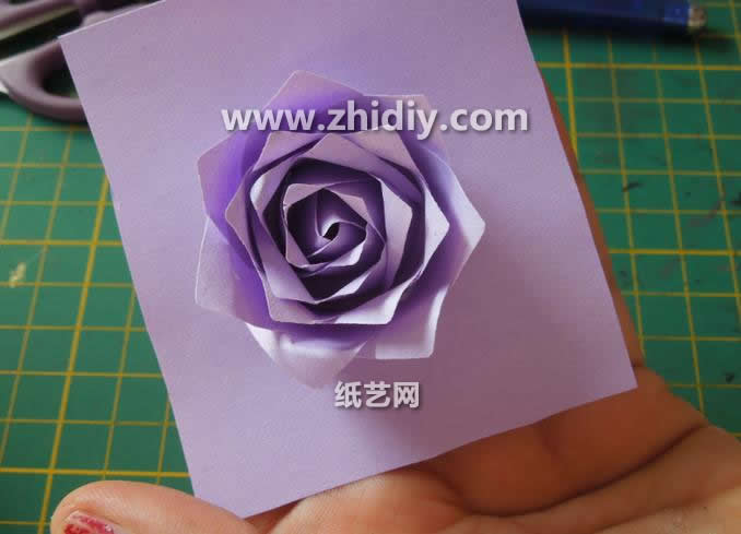 精美的手工玫瑰花制作教程展示出纸玫瑰花制作的方法