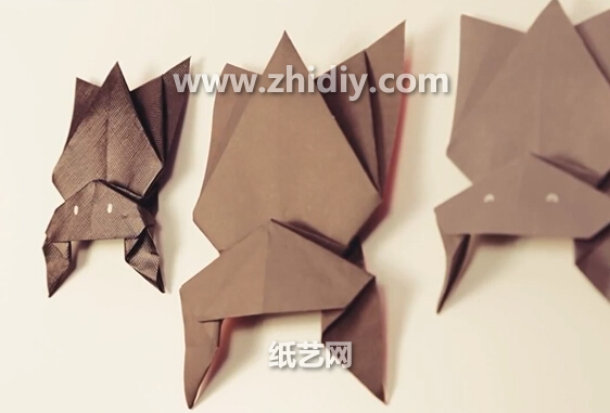 手工折纸悬挂的蝙蝠是万圣节独特的手工折纸制作教程
