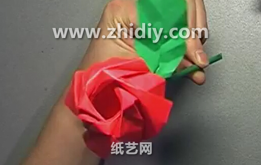 手工折纸玫瑰花的折法视频教程教你学习精彩的折纸玫瑰花