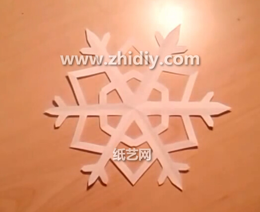圣诞节手工剪纸雪花的折法教程教你制作出可爱的雪花剪纸
