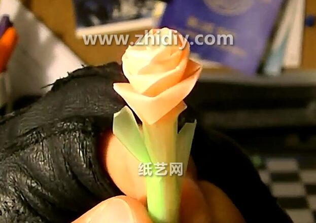 手工玫瑰花教程教你如何用吸管编织玫瑰花