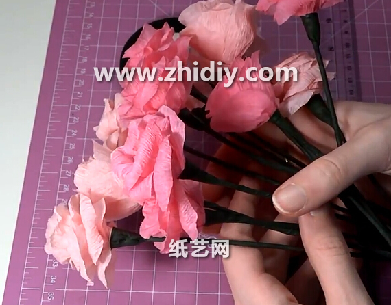 皱纹纸制作纸玫瑰花的手工教程教你学习如何利用皱纹纸制作纸玫瑰花