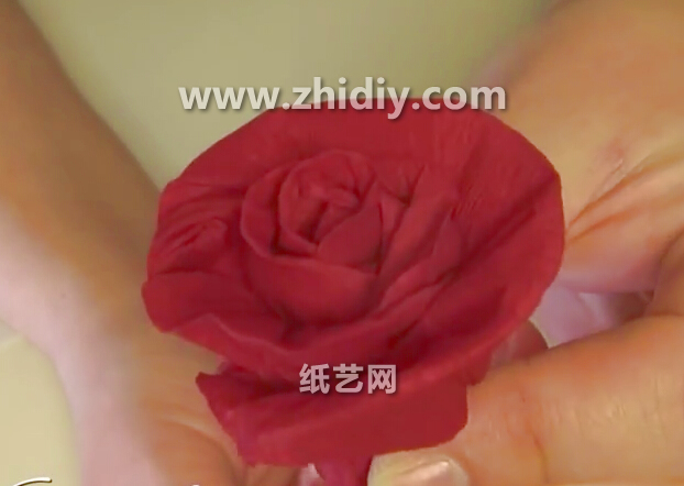 手工皱纹纸玫瑰花制作教程手把手教你制作出精美的手工玫瑰花