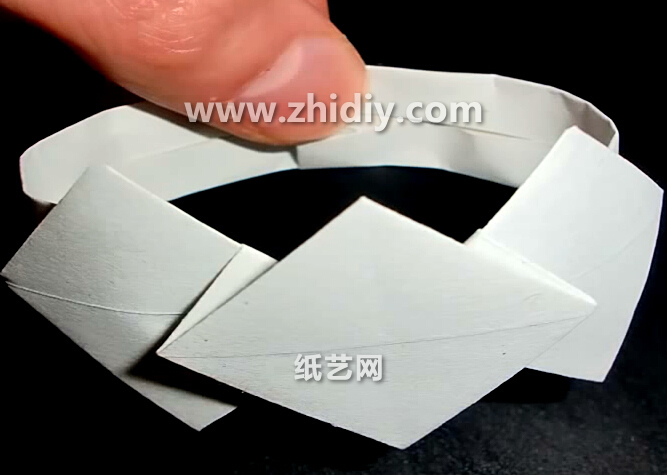 妇女节手工折纸手链折纸手环的折法教程教你制作妇女节手工礼物