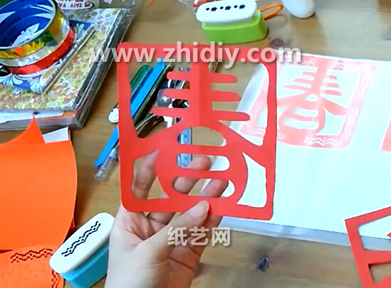 手工制作的新年窗花春字剪纸视频教程教你如何制作春字剪纸