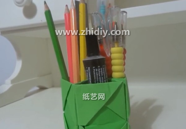 手工折纸小笔筒手工制作视频教程教大家完成折纸笔筒的制作