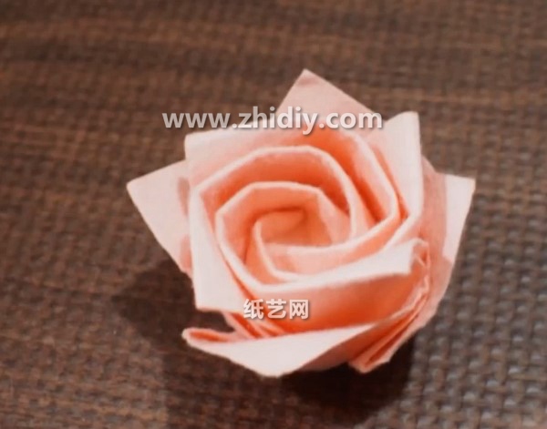 一分钟折纸玫瑰花的手工纸玫瑰花制作方法